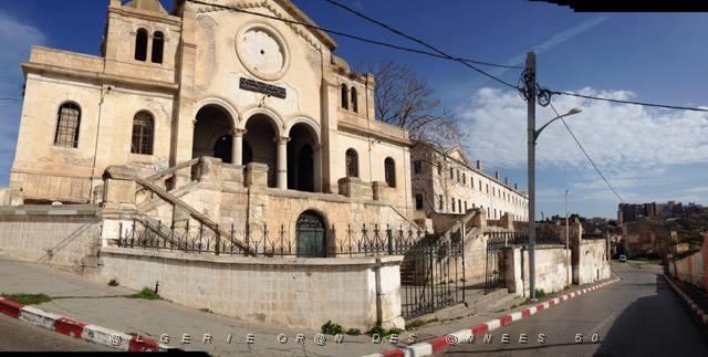 ORAN La rue Ponteba L'eglise Saint-Louis.jpg